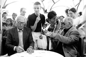 Otakar Brousek a Vlastimil Brodsk - coby nkdej rozhlasov interpreti Sherlocka Holmese - jsou na fotografii zachyceni pi autogramid, je nsledovala po jejich vystoupen v programu, kter ve velkm sle Veletrnho palce pipravila 13. kvtna pro nvtvnky Svta knihy stanice Ro - 3 Vltava.