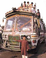 Pákistánci se předhánějí, kdo si ozdobí autobus, nákladní auto či dodávku hezčími obrázky, hesly, barevnými světly a řetězy