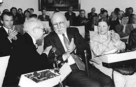 Otomar Kreja (uprosted) s Petrem Weiglem a Mari Tomovou pi udlen ceny Nadace LF za divadeln a rozhlasovou tvorbu v roce 1999