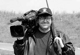 Reisr Michael Moore, tvrce dokumentu Bowling for Columbine, v symbolickm postoji: i kamera se me stt zbran, ale natst nezabj