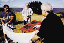 Destiky, pipomnajc, e sochy na Velikononm ostrov ped osmncti lety znovu "nauil chodit" Pavel Pavel, odhalil letos v lednu esk velvyslanec v Chile Lubomr Hladk (vpravo)