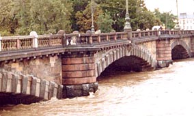 Mohutn oblouky praskch most odolaly i nejvtmu nporu vody