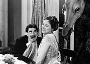 Milostn dostavenko se irafou (na snmku Groucho Marx s Margaret Dumontovou)