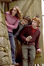 Trojice hlavnch hrdin (Harryho Pottera, jeho hraje Daniel Radcliffe, vidme uprosted) se nezalekne dnho nebezpe