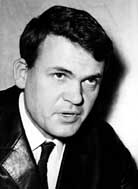 Milan Kundera (* 1. 4. 1929, na snmku pr let ped svou vynucenou emigrac do Francie) je synem brnnskho klavristy a muzikologa prof. Ludvka Kundery, jednoho z blzkch Jankovch k