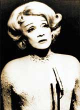 "Marlene je jakmsi ztlesnnm berlnsk senzibility," soud o slavn herece a zpvace autor projektu tyiadvacet hodin v Berln Ji Kamen. Na snmku Dietrichov pi svm poslednm televiznm vystoupen v New Yorku v roce 1973