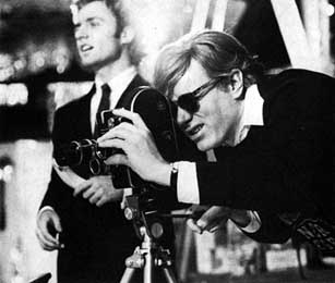 Andy Warhol vnmal filmy hlavn jako experimentln przkumy, v nich si nekladl dn autocenzurn zbrany
