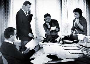 Armádní redakce na poněkud úsměvném „pracovním“ snímku z roku 1964: J. Šebánek, Z. Svěrák, M. Čepelka a režisérka H. Philippová