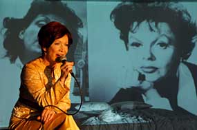 Hana Maciuchov zpv ve he o Judy Garlandov nejznmj psn z jejho repertoru