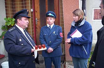 Mlad dokumentaristka Erika Hnkov (na fotografii z naten vpravo) pvodn chtla natoit esej o uniformch. 