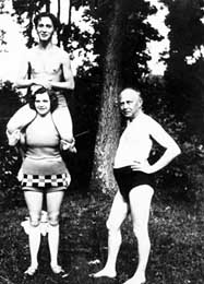 Egon Hostovský, neznámá žena a Ivan Olbracht ve třicátých letech