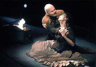 Gianluca Zampieri jako ryt des Grieux a Tiziana Caruso coby Manon Lescaut na scn ostravskho Divadla Antonna Dvoka
