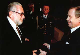 František Listopad je nositelem medaile Za zásluhy. U příležitosti státního svátku České republiky mu ji 28. října 2001 udělil prezident Václav Havel