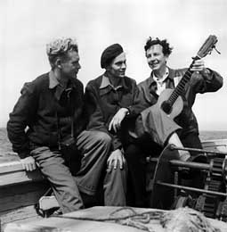 Eduard Ingri (s kytarou) a cestovatelsk dvojice Ji Hanzelka a Miroslav Zikmund v Peru v roce 1949