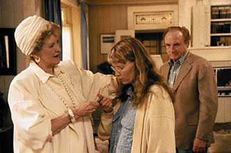 Mia Farrowov jako Lane a Elaine Stritchov coby jej vstedn matka