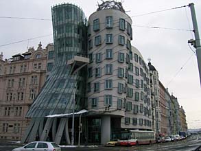 Skuten tvr, inspirativn, modern stavba Praze slu. Jako napklad Tanc dm postaven v roce 1996 dle projektu Vlado Milunie a Franka O. Gehryho