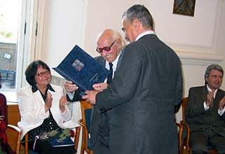 Ministr zahrani Karel Schwarzenberg pedv Chananu Rozenovi cenu Gratias agit