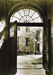Zadn trakt domu v ulici Schneberger slo 19 v Berln, kde si v jnu 1847 Siemens a Halske zdili prvn dlnu