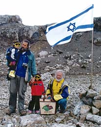 Jaroslav Pavlek (sedc vpravo) a nejmlad len mezinrodn posdky (v nru svho otce)