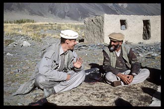 Betislav Tureek (vlevo) pi rozhovoru s velitelem afghnskch pohranink ve Vchnskm koridoru. Kdy lovk zn mru, obyvatel dok u cizince ocenit nejen znalost mstnho jazyka, ale i to, e se nevh oblci jako oni, k reportr