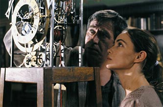 Filmu dominuje milostn vztah mezi postarm hodinem Julienem (Jerzy Radziwilowicz) a tajemnou Mari (Emmanuelle Bartov)