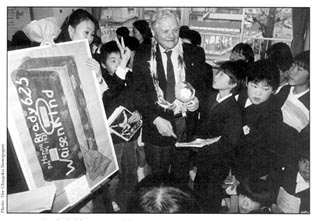 Jiří Brady, bratr Hany, během návštěvy Tokijského centra pro studium holocaustu s Fumiko Išiokou a japonskými dětmi