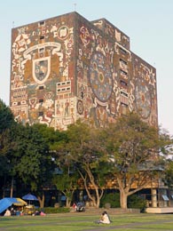 Povrch budovy mexick stedn knihovny pokrv obrovsk mozaika