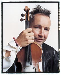 Fenomenln houslista Nigel Kennedy rd kombinuje svt klasick hudby a image rockovch hvzd