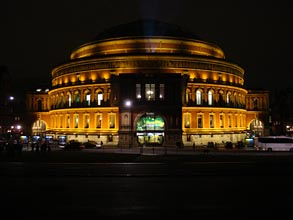 Koncerty londnskch Proms se tradin odehrvaj v Royal Albert Hall, do jejho hledit se vejde na sedm tisc divk