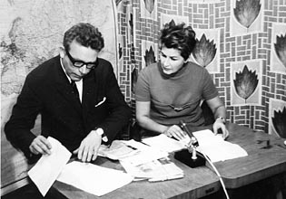 Druh den okupace, 22. srpen 1968: Kamila Soukov a Ji Svejkovsk pipravuj televizn zprvy v provizornm studiu Tesly Hloubtn