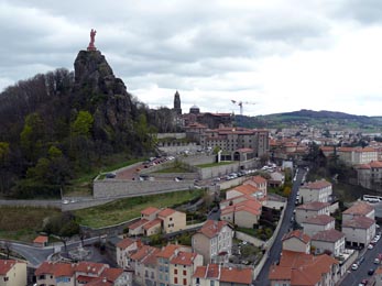 Na samotnm vrcholku nejvy ediov skly v Le Puy stoj Mariina socha. Nvtvnk, kter zaplat, me vnitnm schoditm vystoupit a do bohorodiiny hlavy