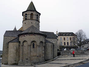 Kostel v Nasbinals pochz z 12. stolet, vedou k nmu vysok ulov schody
