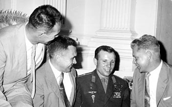 Setkn s Gagarinem v roce 1961, vpravo Ji Hanzelka