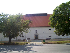 Lnsk Muzeum TGM se nachz kousek od brny do zmeckho parku  v renovovan spce ze 17. i 18. stolet 