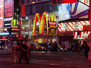 Times Square  jedno z mnoha mst aspirujcch na centrum msta. Tko odhadnout, zda je tu vc neonovch reklam, nebo lid.