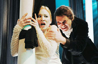 Helena Dvokov (Dona Menca) a Miroslav Tborsk (Don Gutierre) na scn v Dlouh