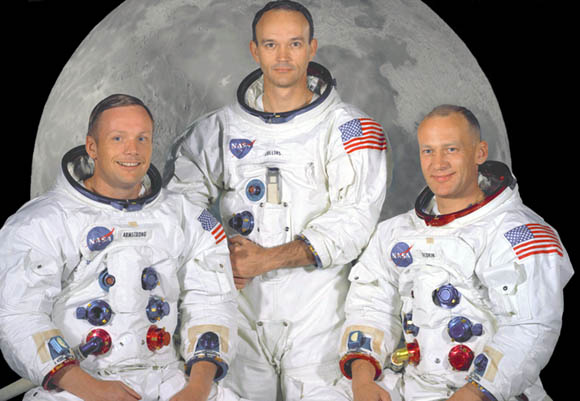 Den na Msci mete s Vltavou strvit dky posdce Apolla 11  zleva Neil Armstrong, Michael Collins a Edwin Buzz Aldrin
