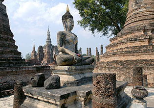 Sukhothai je místo zkamenělého času. Mezi ruinami sedí velký Buddha. Ti menší v životní velikosti ve většině případů přišli ve válkách o hlavu