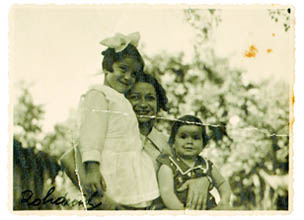 Eva s maminkou a sestrou ve astnch pedvlench asech