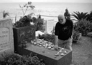 Josef Prudil u hrobu Naomi emerov
