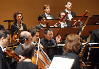 Komorn filharmonii Holandskho rozhlasu brilantn vypomohl pianista Melvyn Tan
