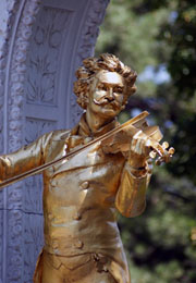 Johann Strauss mlad byl bezdtn gnius s mnoha podivnskmi obavami. Na snmku detail jednoho z nejfotografovanjch pomnk na svt, kter Straussovi vnovali Vdean. Stoj v proslulm Stadtparku.
