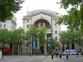 The Bush House, dosavadn sdlo rozhlasov vtve BBC, je solidn budovou na prahu proslul Regent Street