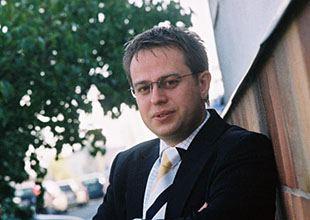 Vclav Moravec (1974) byl od nora 2001 do ledna 2006 redaktorem a modertorem esk sekce rdia BBC. Proslulm se stal pedevm jeho poad Interview BBC.