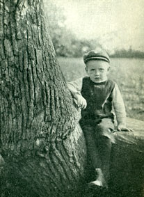 Budoucí básník v roce 1914 – právě tehdy se jeho rodina z existenčních důvodů uchýlila na venkov