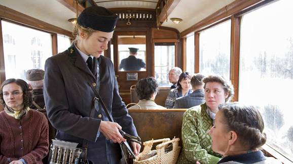 Hanna (Kate Winsletov) po vlce pracuje jako tramvajov prvod...