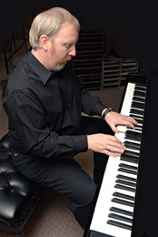 Americk pianista Skip Wilkins