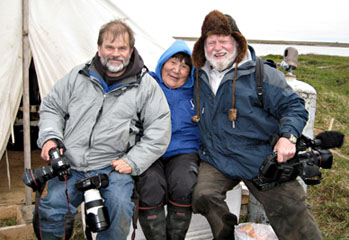 Ve starm eskymckm tboe Nigliqu na Aljace zachytil neznm fotograf Richarda Konkolskho ve spolenosti fotografa Billa Hesse a neznm Inuitky (2009)