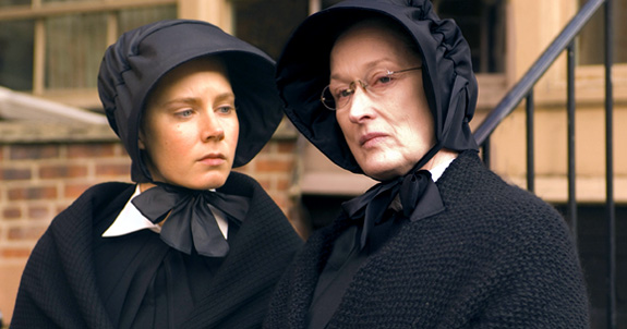 Meryl Streepov jako upjat editelka crkevn koly ve filmu Pochyby