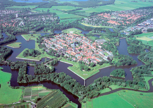 Naarden z pta perspektivy. Harmonitji psobc prosted si jako msto poslednho odpoinku Komensk snad ani nemohl pt. Jako by symbolizovalo dokonalost jeho vlastnho dla